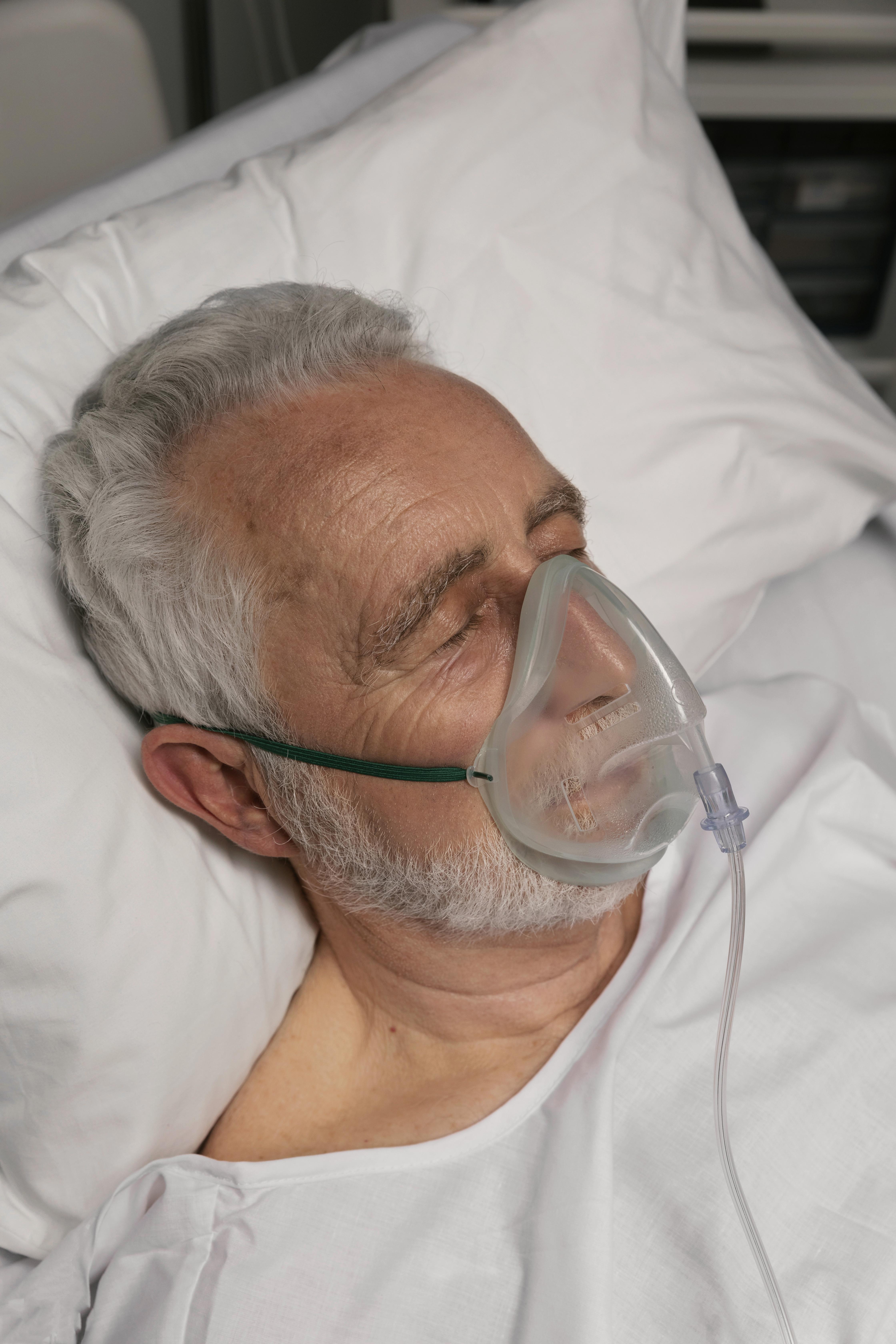 Erkrankter Mann im Krankenhausbett